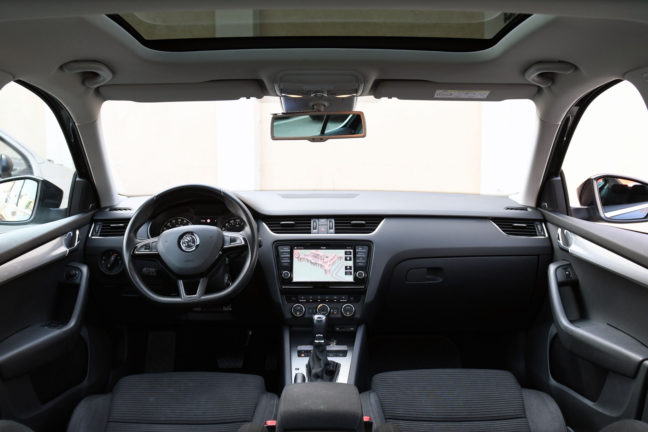 2.0TDI XENON LED WEBASTO  TRAPA/PANORAMIC KANTON/KEYLESS/DISTRONIC